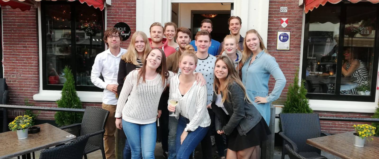 Groep bij chique en simpel voorkant